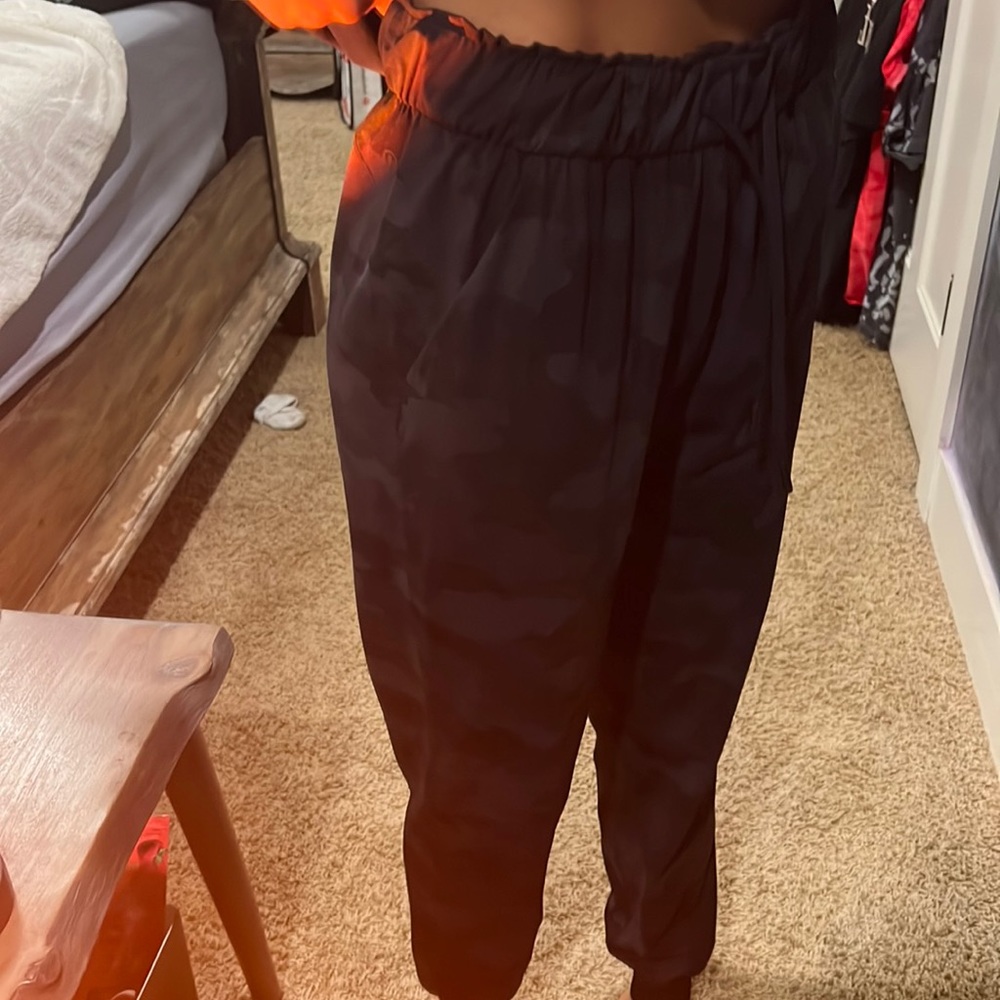 lululemon camoflauge sweatpants, never worn.